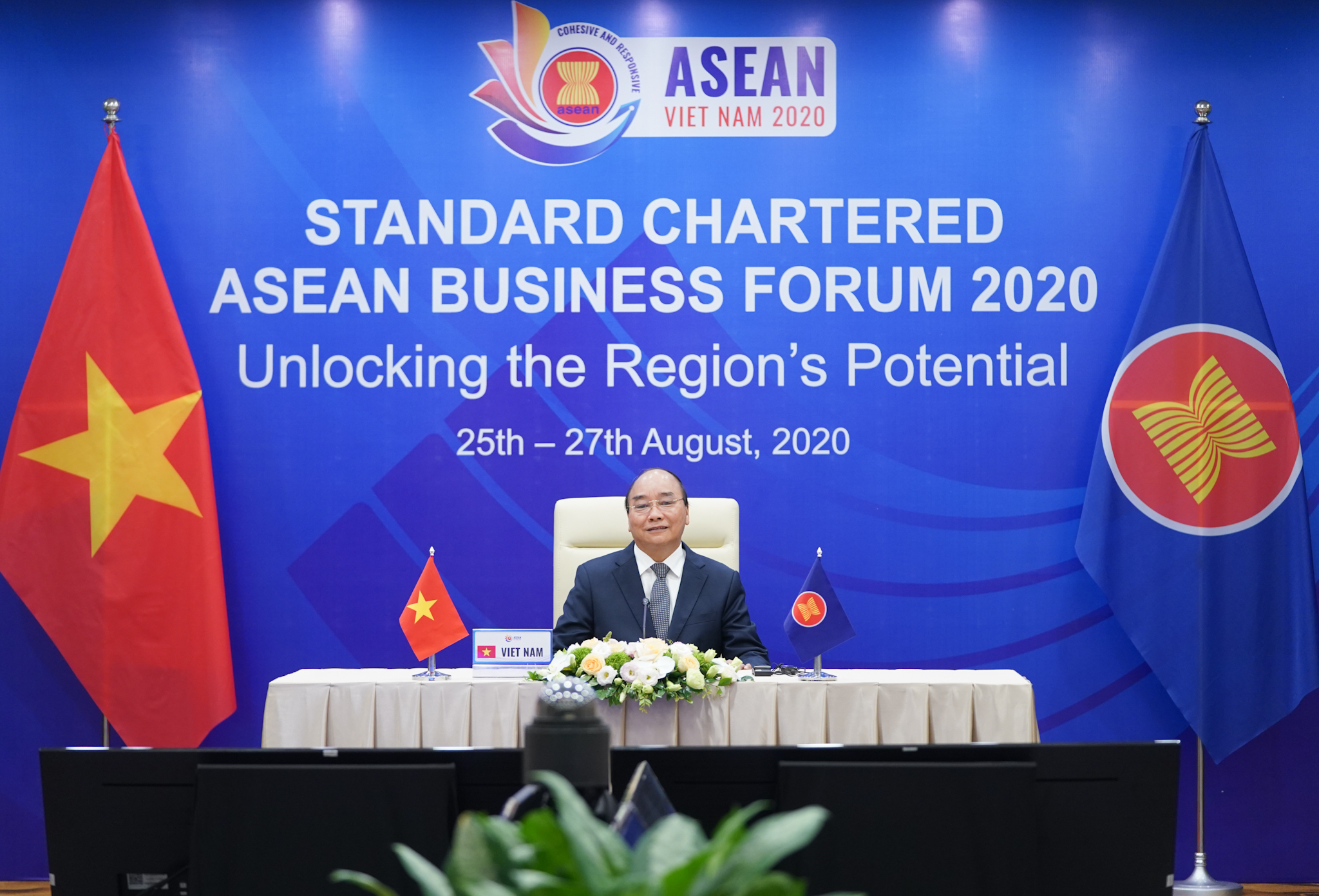 Thủ tướng Nguyễn Xuân Phúc phát biểu khai mạc tại Diễn đàn Kinh doanh ASEAN 2020 - Ảnh: VGP/Quang Hiếu